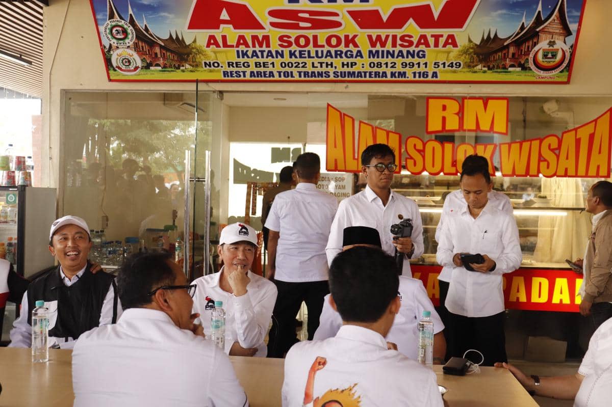 Momen Jokowi Salat Jumat dan Santap Siang di Rest Area Tol Lampung