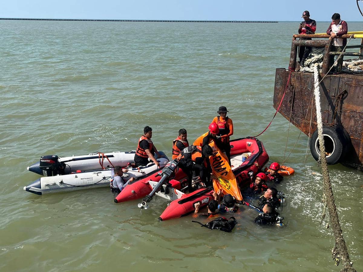 Para Pemancing Kaget Lihat Pria Nekat Nyemplung di Laut Kendal