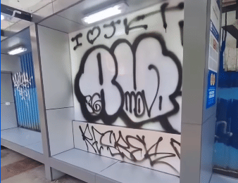 Halte Patra Kuningan jadi sasaran vandalisme. 