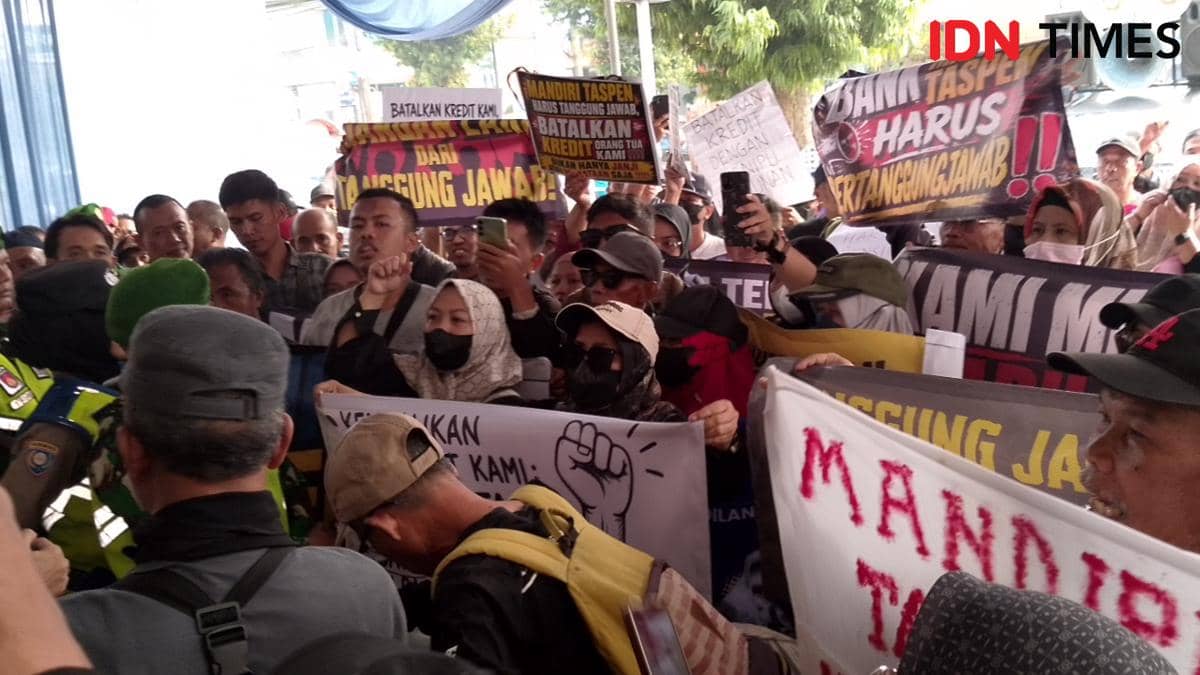 Ratusan Pensiunan Gruduk Kantor Bank di Purwokerto, Tuntut Hal Ini