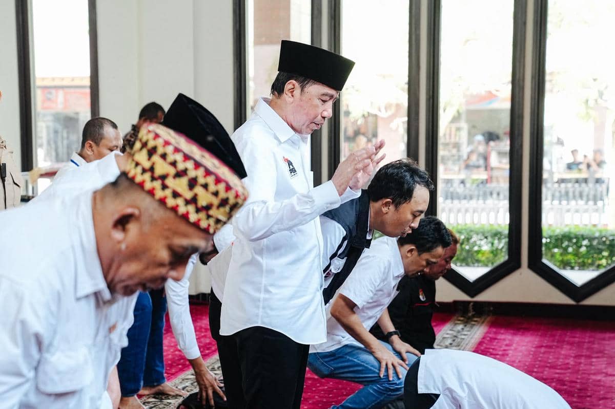 Jokowi Salat Jumat di Rest Area Tol Lampung Sebelum Blusukan