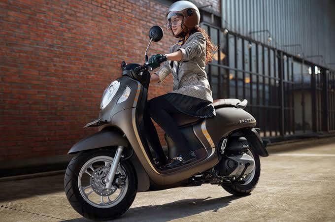 Amankah Menggunakan High Heels saat Naik Motor? Yuk Simak Penjelasannya