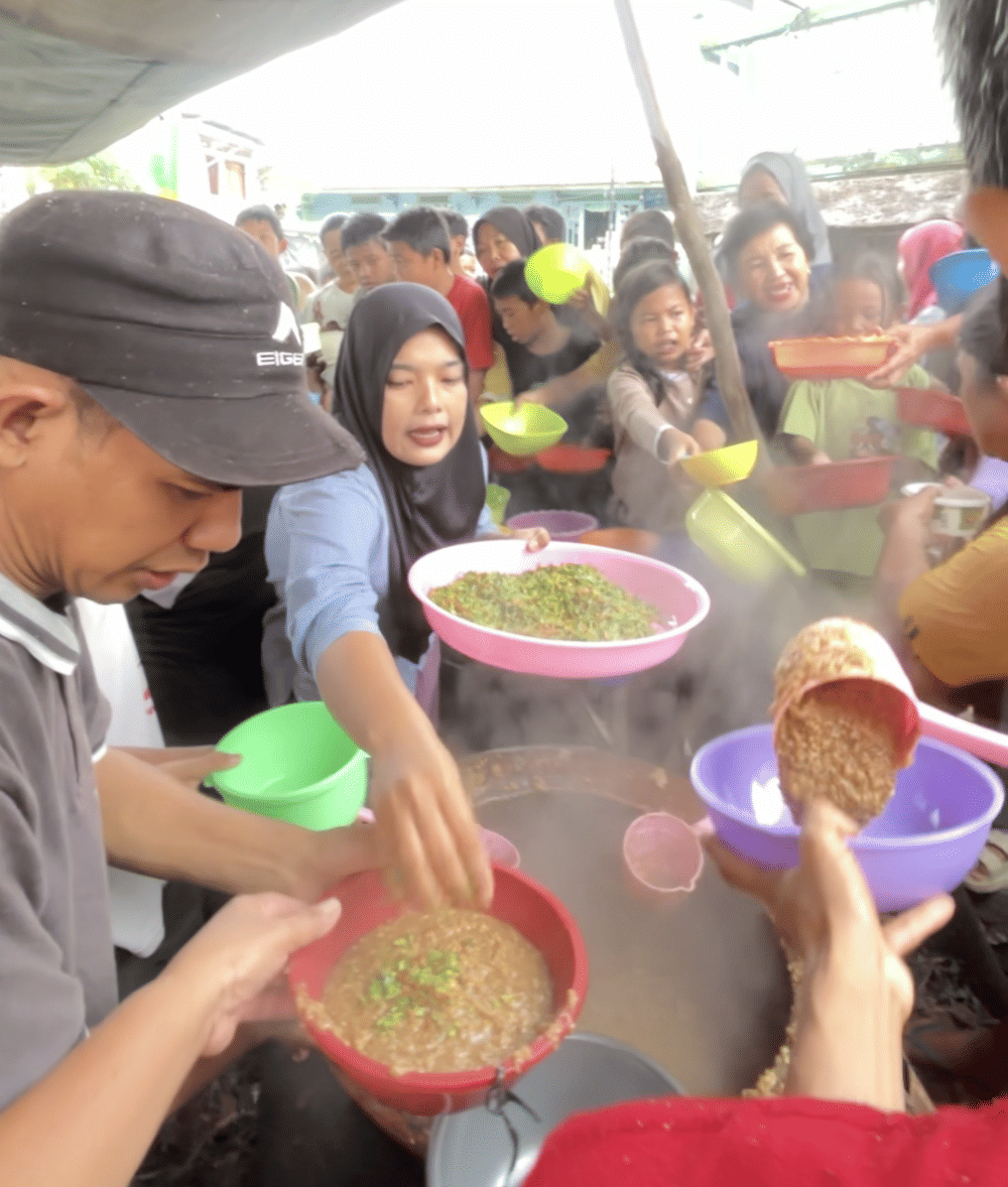 Suasana Sedekah bubur asyura pada 10 Muharram di Lorong Pedatuan Darat, Kelurahan 12 Ulu, Palembang. (Kiki Wulandari for IDN Times)