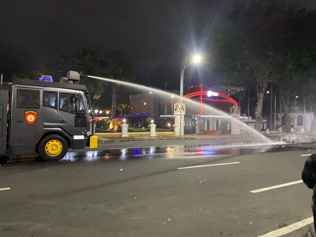 Massa Aksi #IndonesiaSekarat Dipukul Mundur ke Arah Jalan Pemuda
