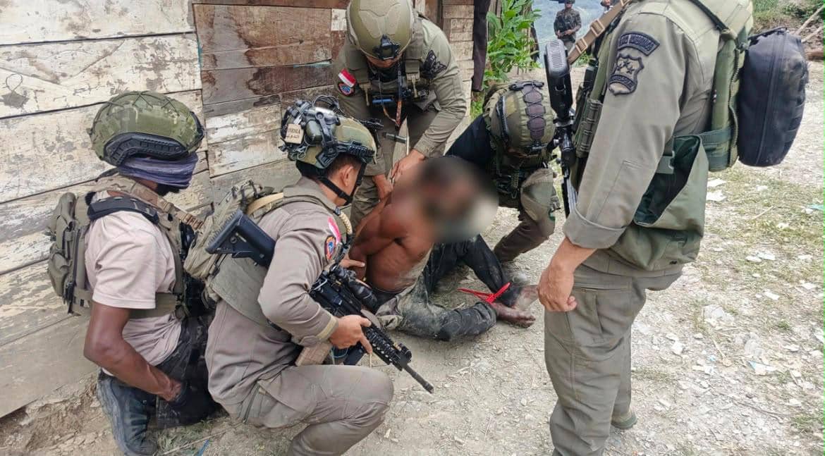 Damai Cartenz Tangkap Anggota KKB Papua Terkait Gugurnya Briptu Alvando