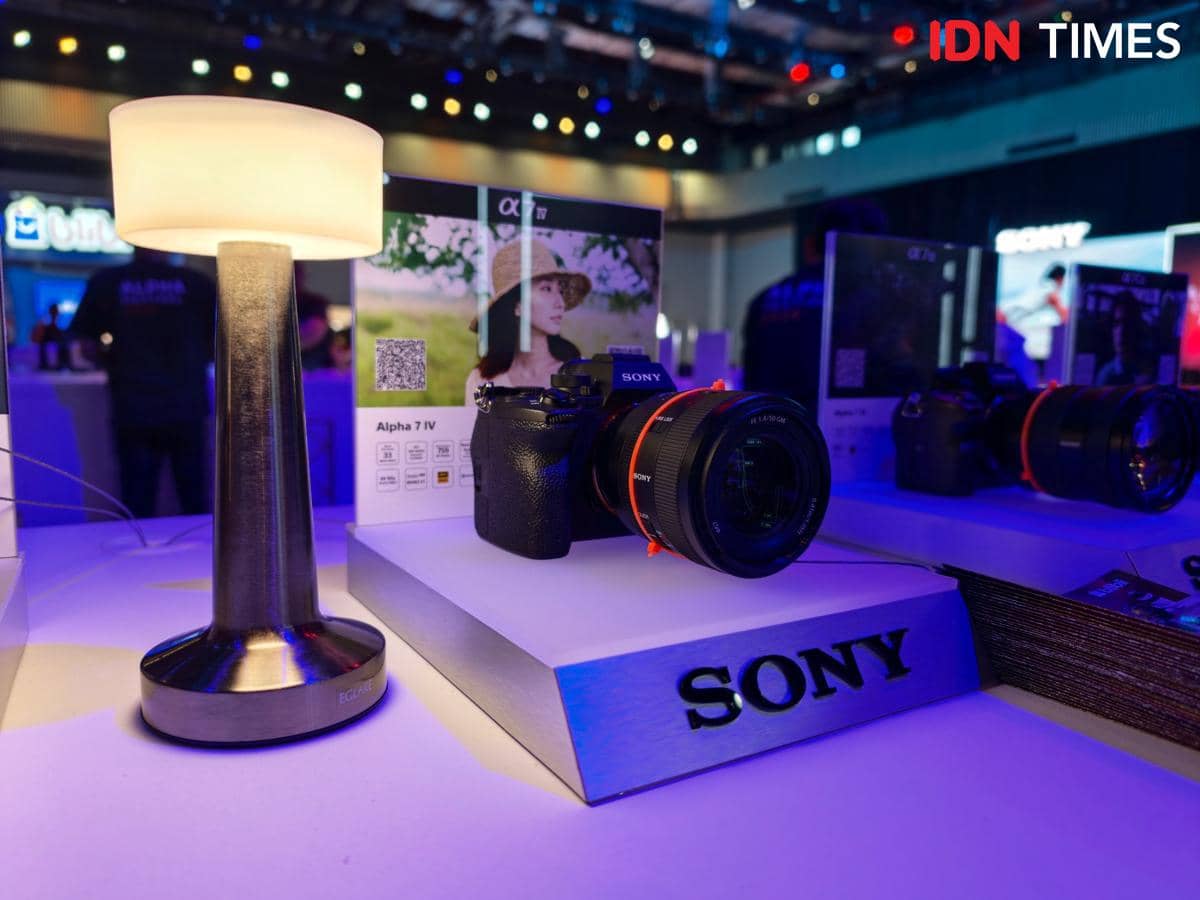 Kamera Sony Alpha 7 IV dipamerkan di atas meja dengan pencahayaan biru di acara Sony Alpha Festival 2026.