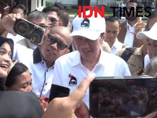 Pakai Kemeja dan Topi PSI, Jokowi Disambut Riuh di Lampung 