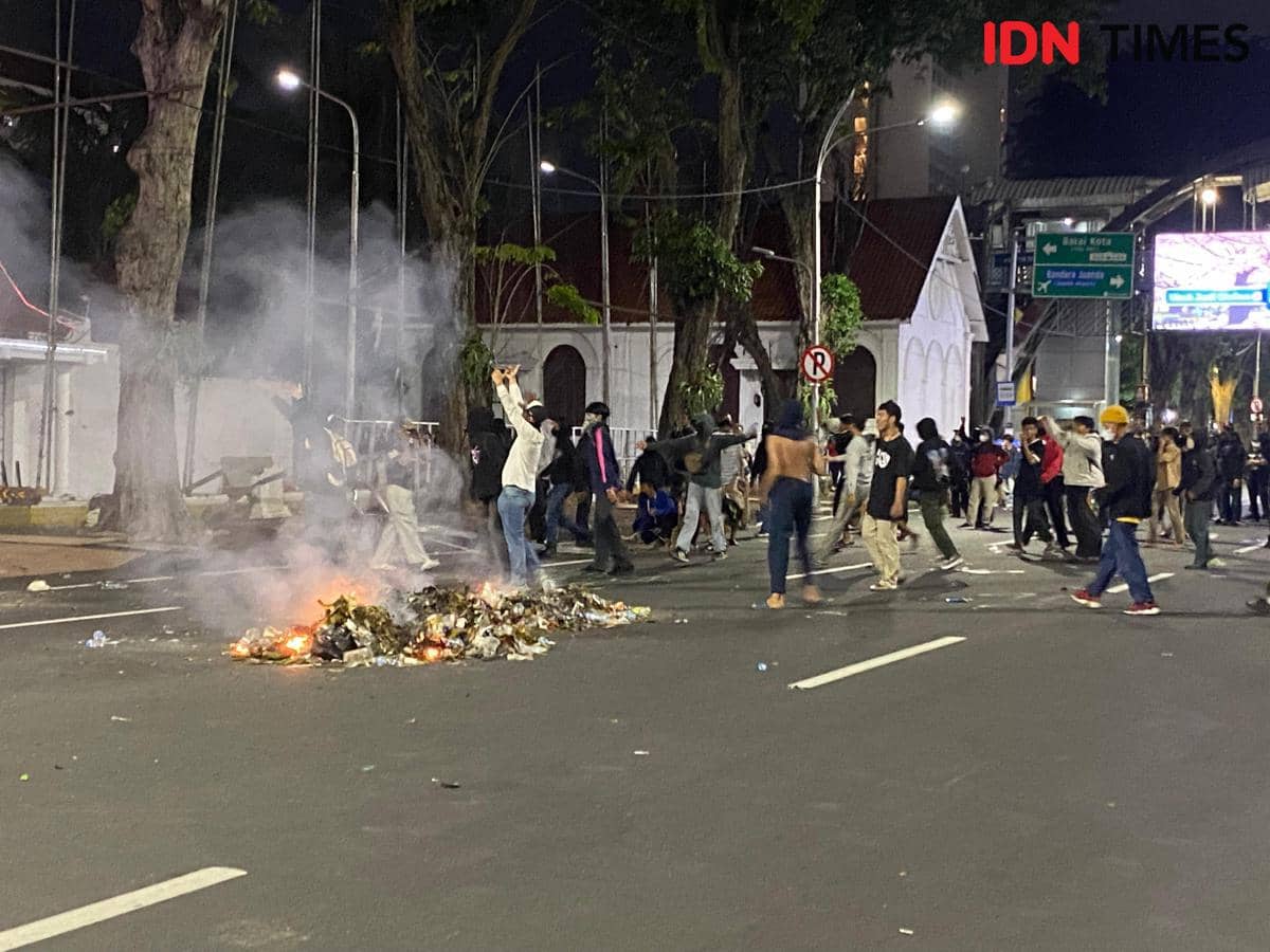 Demo #IndonesiaSekarat di Depan Grahadi Memanas 