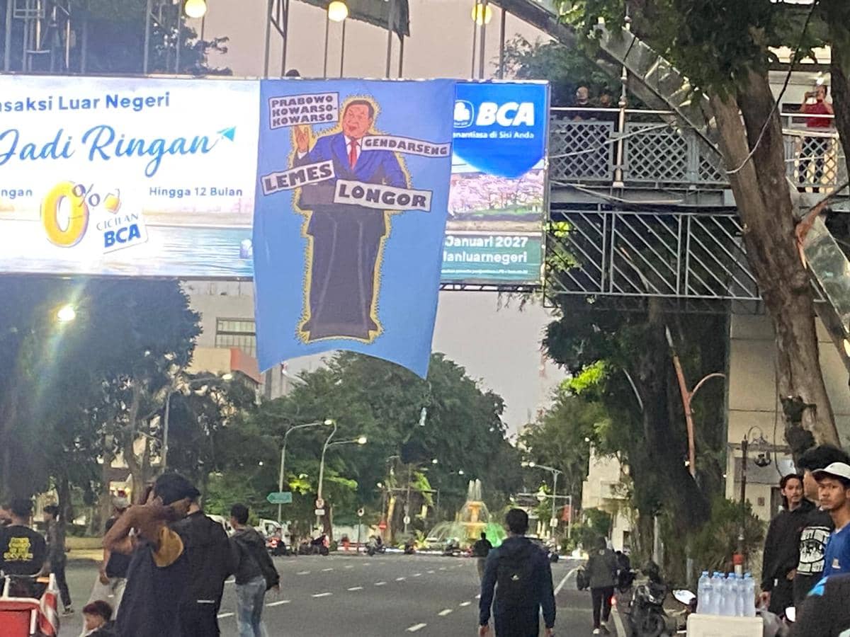 Bentangkan Gambar Prabowo, Massa Aksi Surabaya Bawa 11 Tuntutan