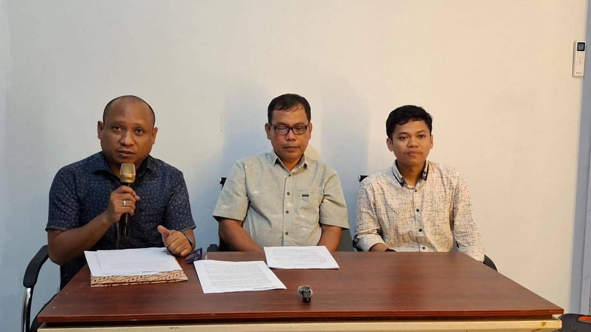 Mantan Kepala SMAN 5 Makassar, Muhammad Yusran (tengah). (IDN Times/Darsil Yahya)