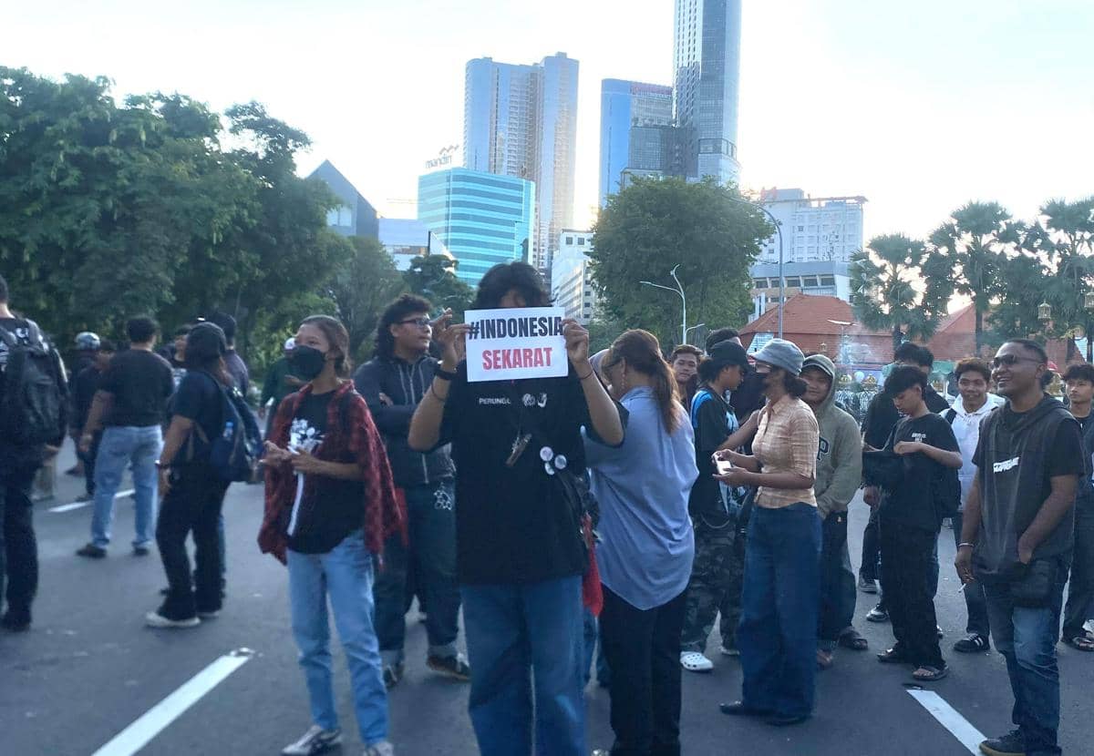 Ratusan Massa Gelar Aksi #IndonesiaSekarat di Depan Grahadi Surabaya