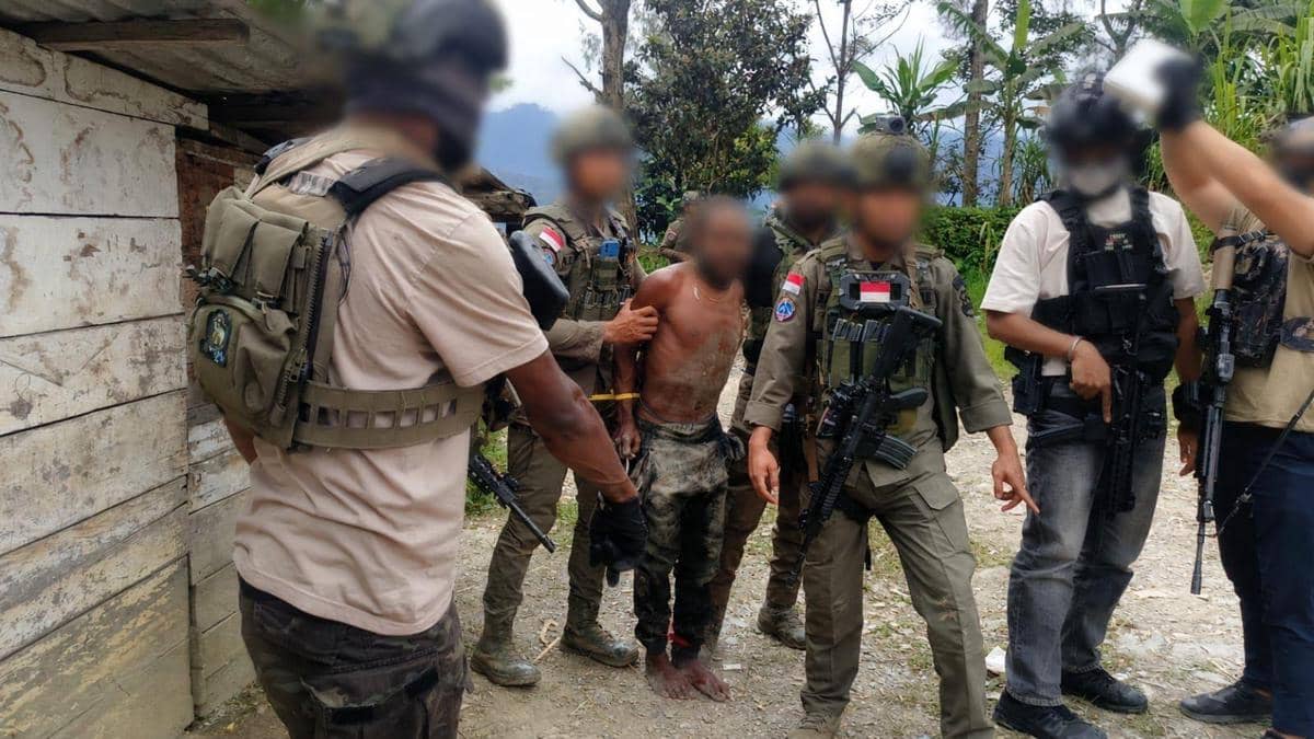 Satgas Operasi Damai Cartenz-2026 menangkap pria berinisial PP (25) (Dok. Satgas Damai Cartenz)