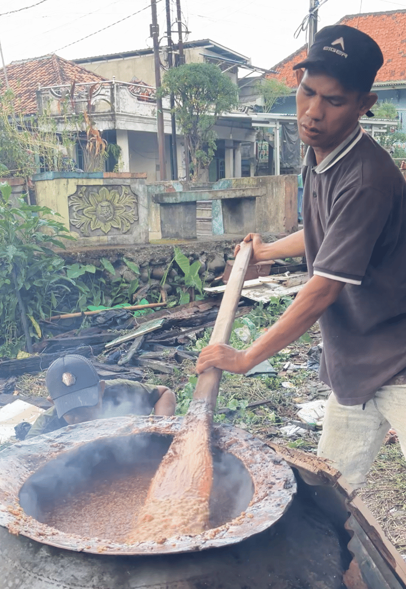Suasana Sedekah bubur asyura pada 10 Muharram di Lorong Pedatuan Darat, Kelurahan 12 Ulu, Palembang. (Kiki Wulandari for IDN Times)