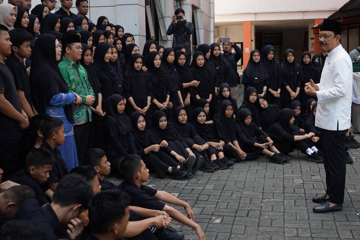Menteri Sosial Saifullah Yusuf atau Gus Ipul meninjau SRMA 26 Makassar pada 19 April 2026. (Dok. Kemensos)