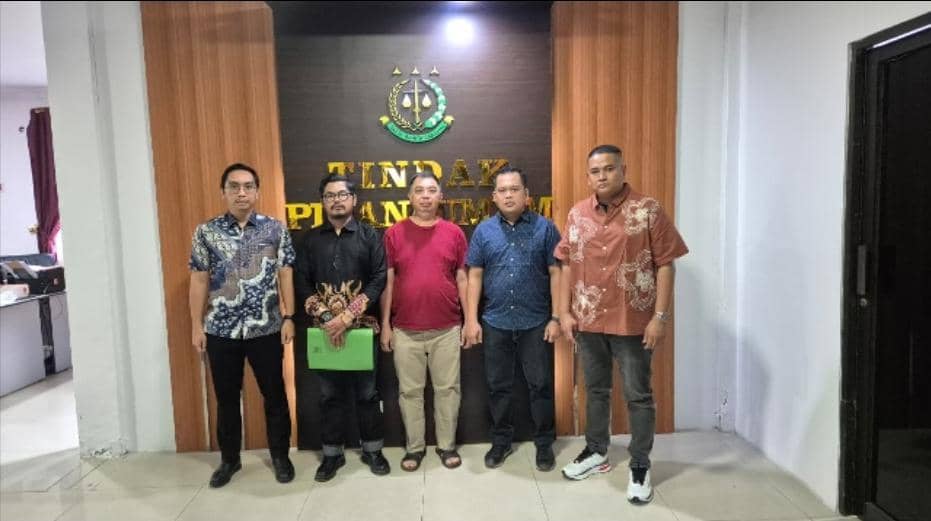 Ditemani Istri, Terpidana Perkara Kehutanan di Riau Menyerahkan Diri