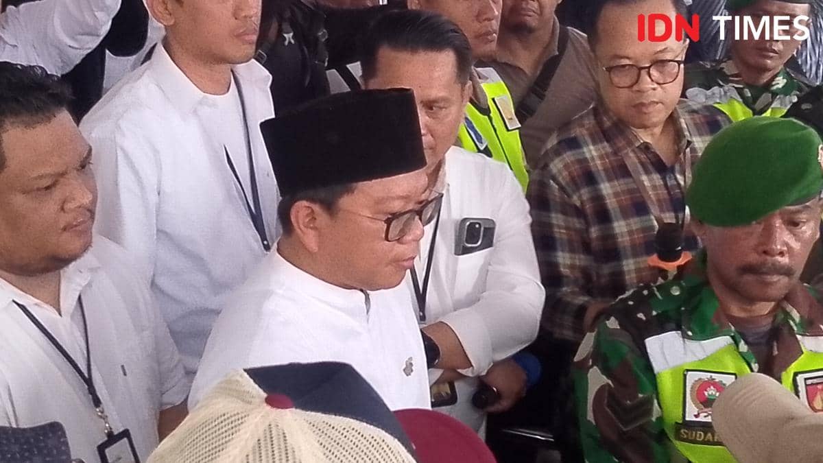 Beberapa pria, termasuk petugas berseragam dan pria berpeci hitam, berdiri bersama dalam suasana serius di Purwokerto.