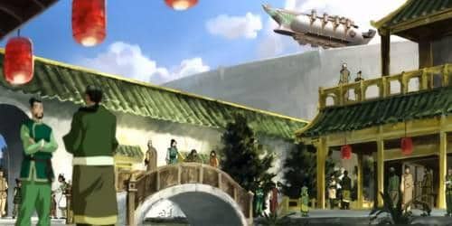 Pemandangan kota Ba Sing Se dengan arsitektur bergaya Asia, warga berjalan di jembatan batu, dan kapal udara melayang di langit.