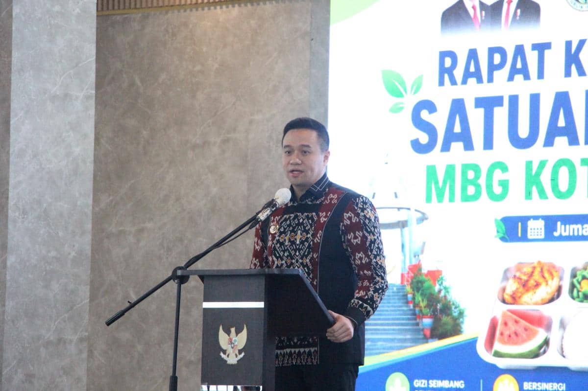 Wali Kota Kupang berbicara di podium saat membuka rapat koordinasi bersama Satgas MBG Kota Kupang di sebuah ruangan resmi.