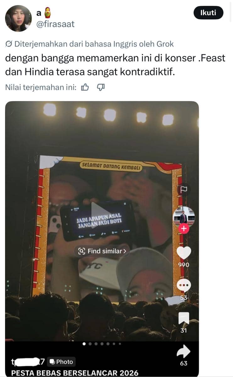 Layar besar konser menampilkan penonton yang mengangkat ponsel dengan tulisan, disaksikan oleh kerumunan di acara musik malam hari.