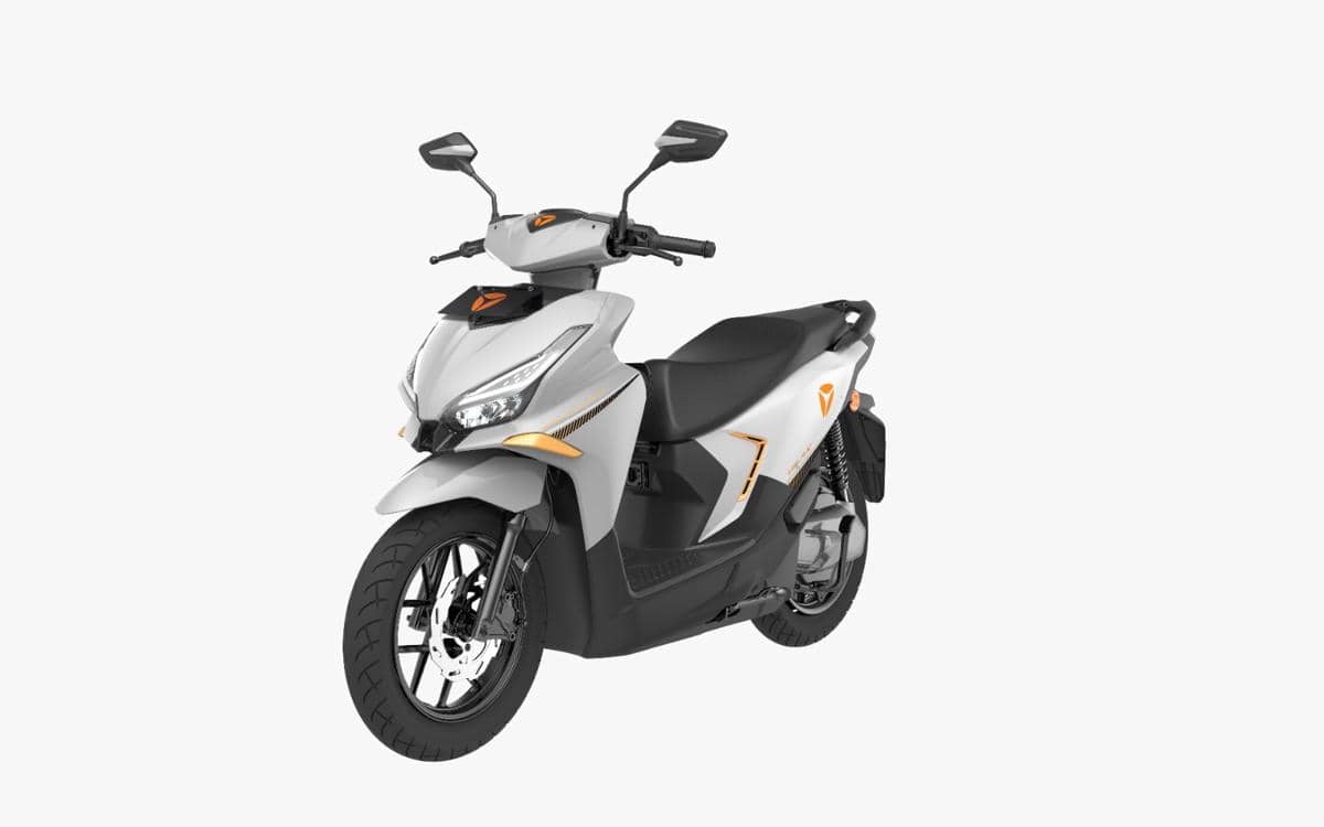 Motor listrik Yadea Velax berwarna putih dengan aksen oranye dan desain modern ditampilkan di latar putih.