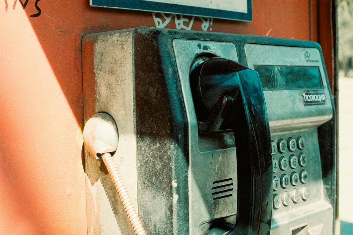ilustrasi telepon umum