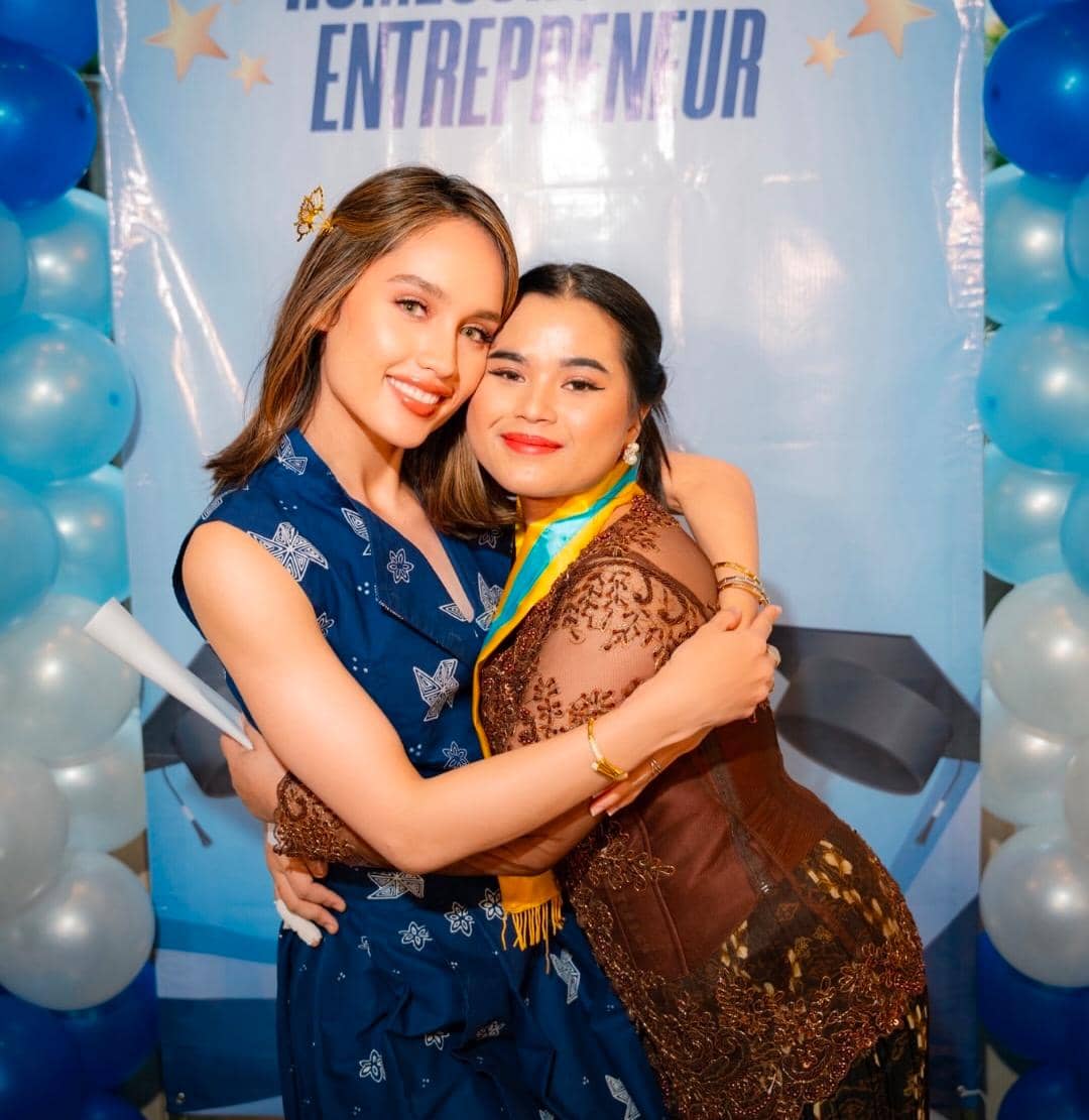 potret Cinta Laura hadiri wisuda SMA asisten
