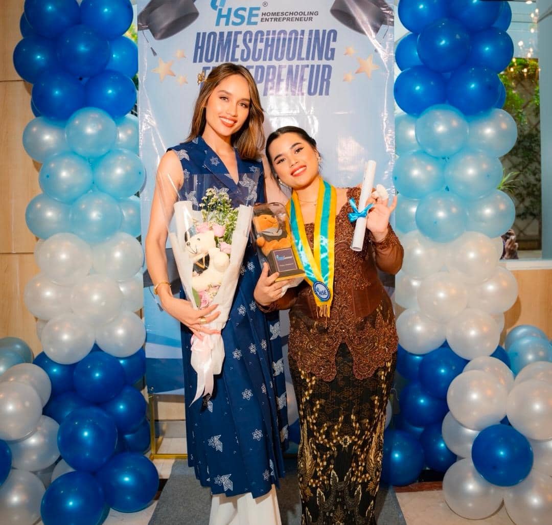 potret Cinta Laura hadiri wisuda SMA asisten