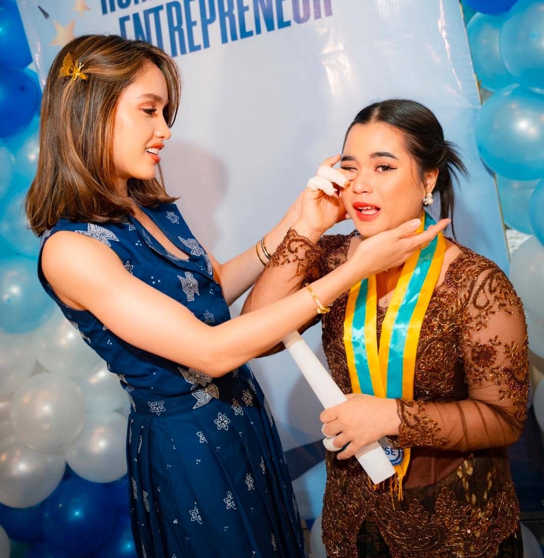 potret Cinta Laura hadiri wisuda SMA asisten