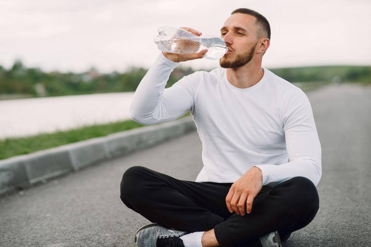 Potret minum air putih