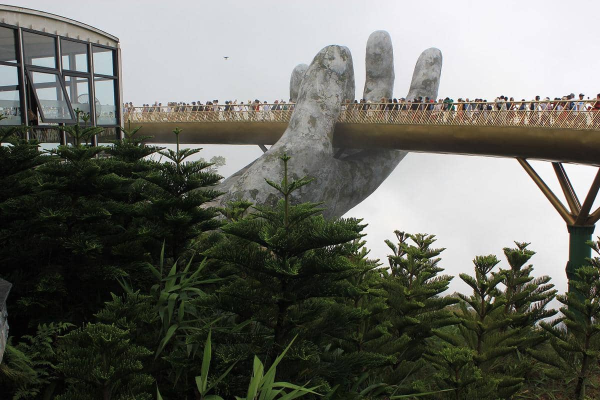 One Day Trip ke Ba Na Hills, Wajib Foto di Jembatan Tangan Raksasa!