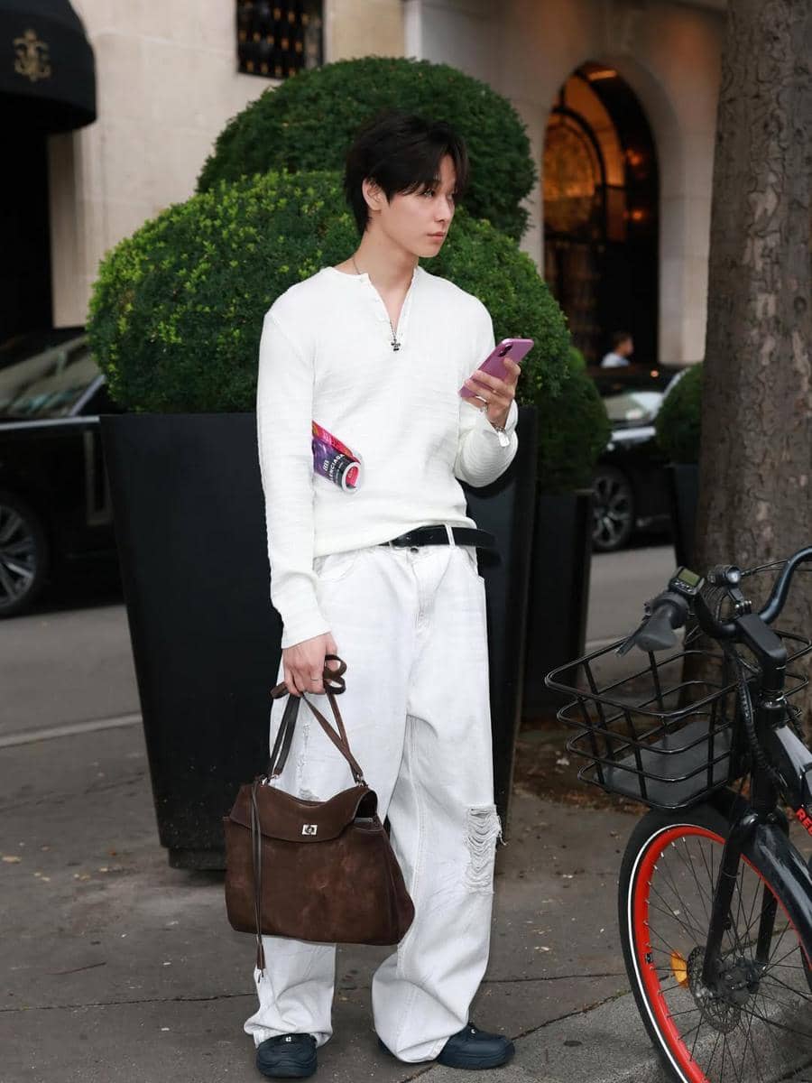 styling sepatu hitam ala Juyeon THE BOYZ