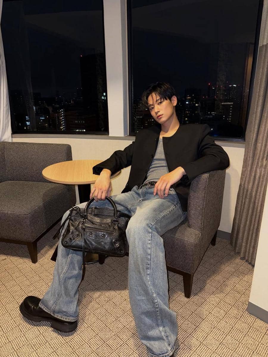 ootd sepatu hitam ala Juyeon THE BOYZ 