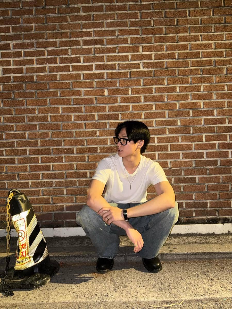 outfit sepatu hitam ala Juyeon THE BOYZ 