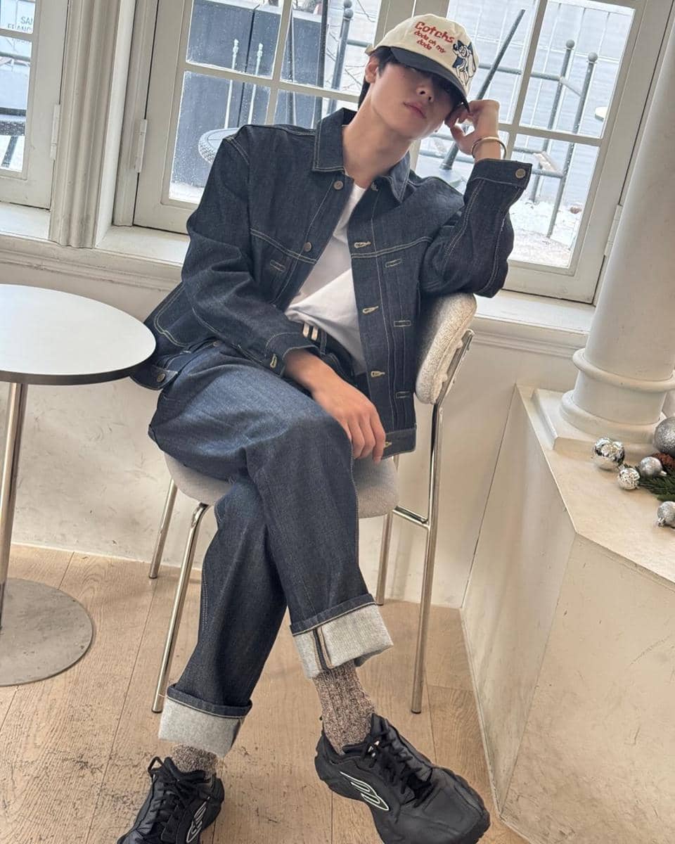 mix and match sepatu hitam ala Juyeon THE BOYZ