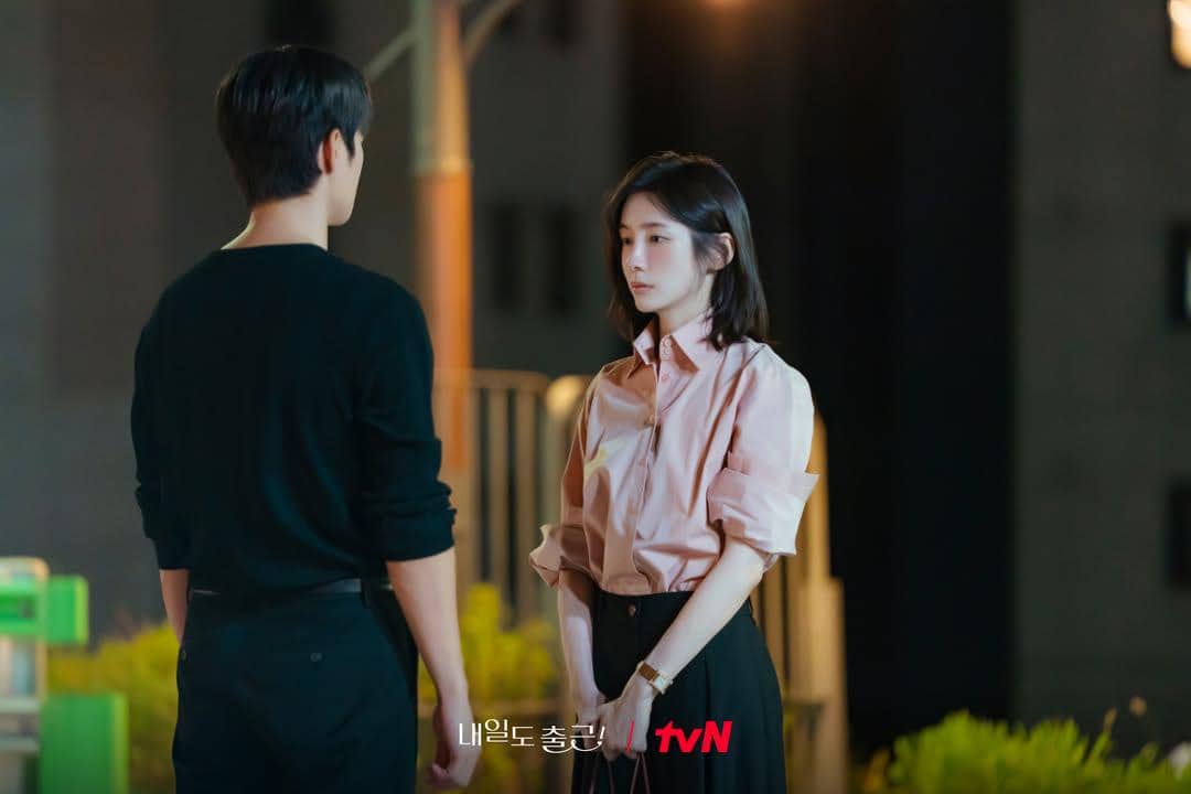 7 Bukti Ketertarikan Si Woo pada Ji Yoon di See You at Work Tomorrow
