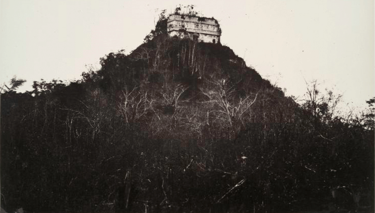 Foto El Castillo yang diambil sekitar tahun 1860 oleh penjelajah Prancis Désiré Charnay.