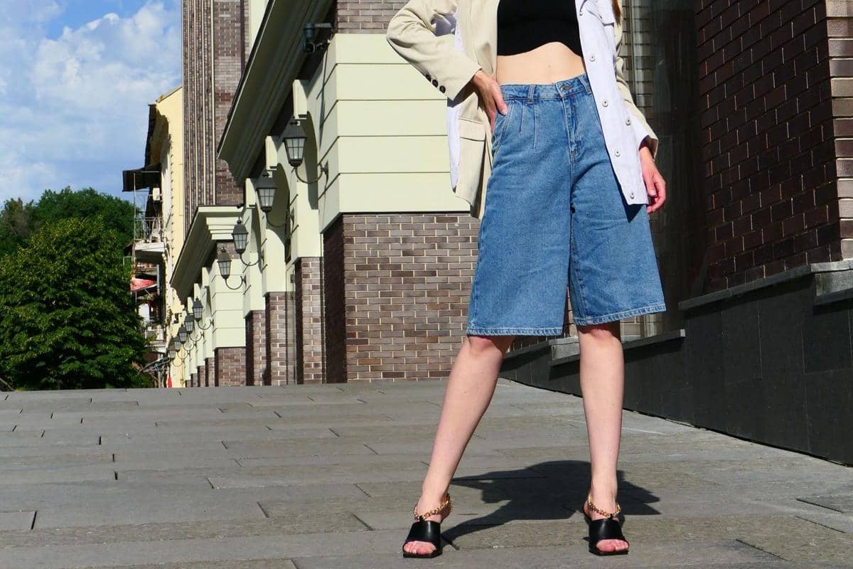 Bermuda Shorts Kembali Viral, Begini Cara Styling-nya!