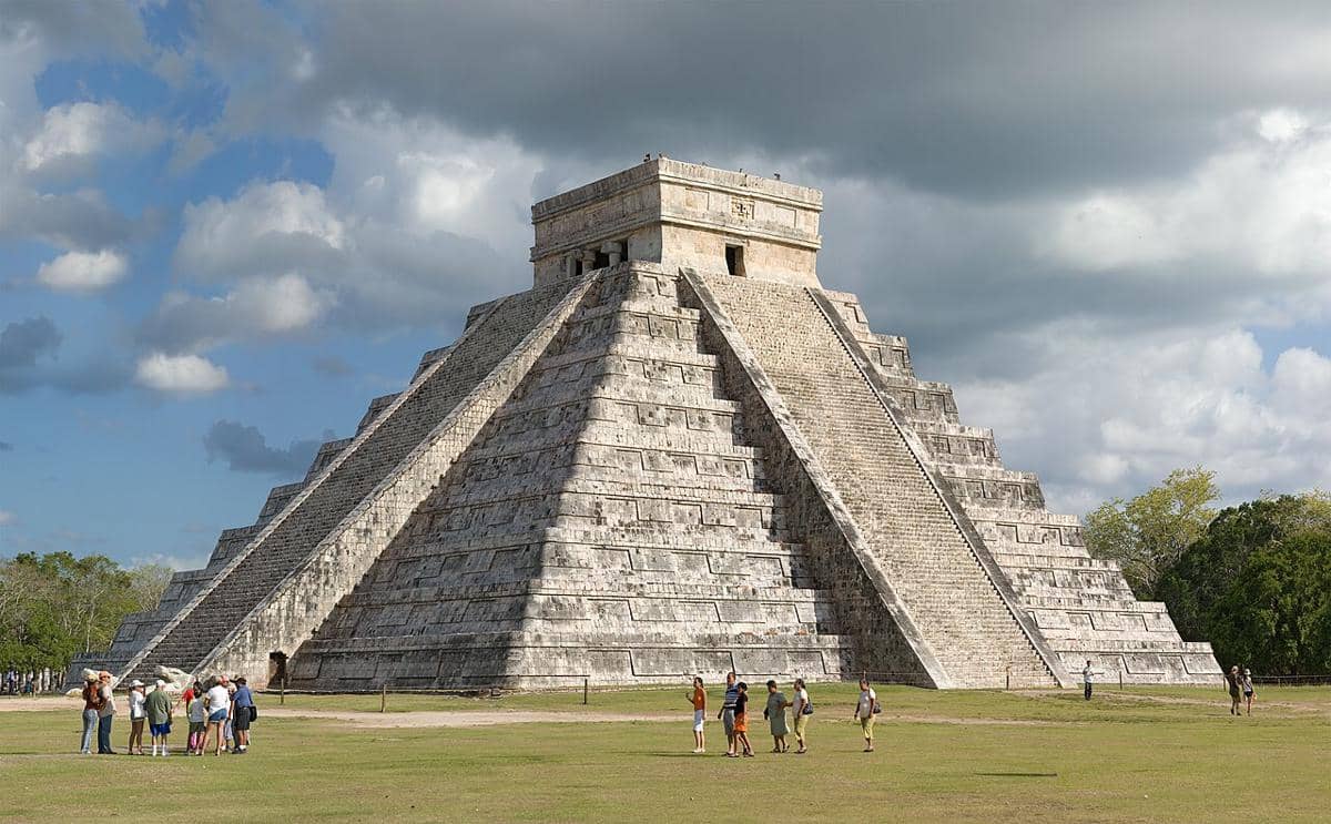 El Castillo, juga dikenal sebagai Kuil Kukulcan, yang terletak di kota Maya kuno Chichén Itzá di Meksiko.