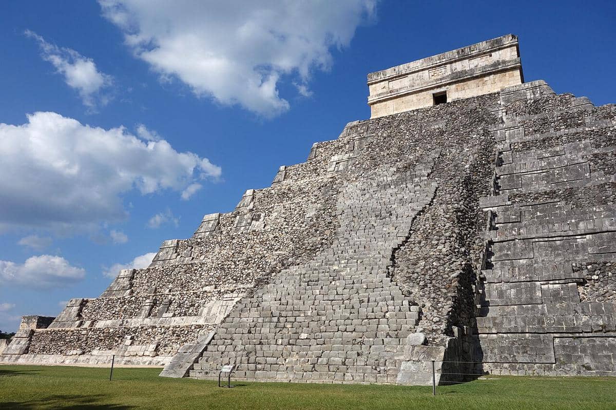 Tangga di sisi selatan El Castillo.