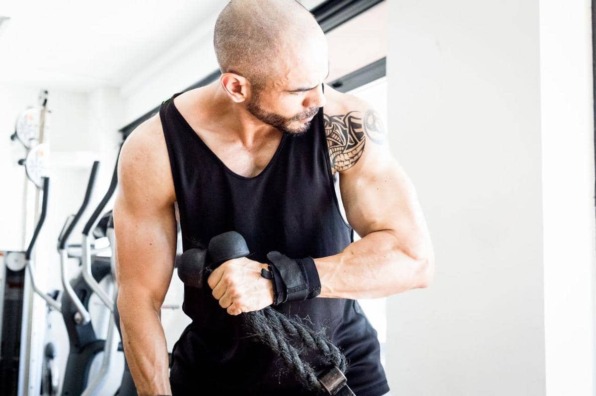 ilustrasi memakai wrist wraps