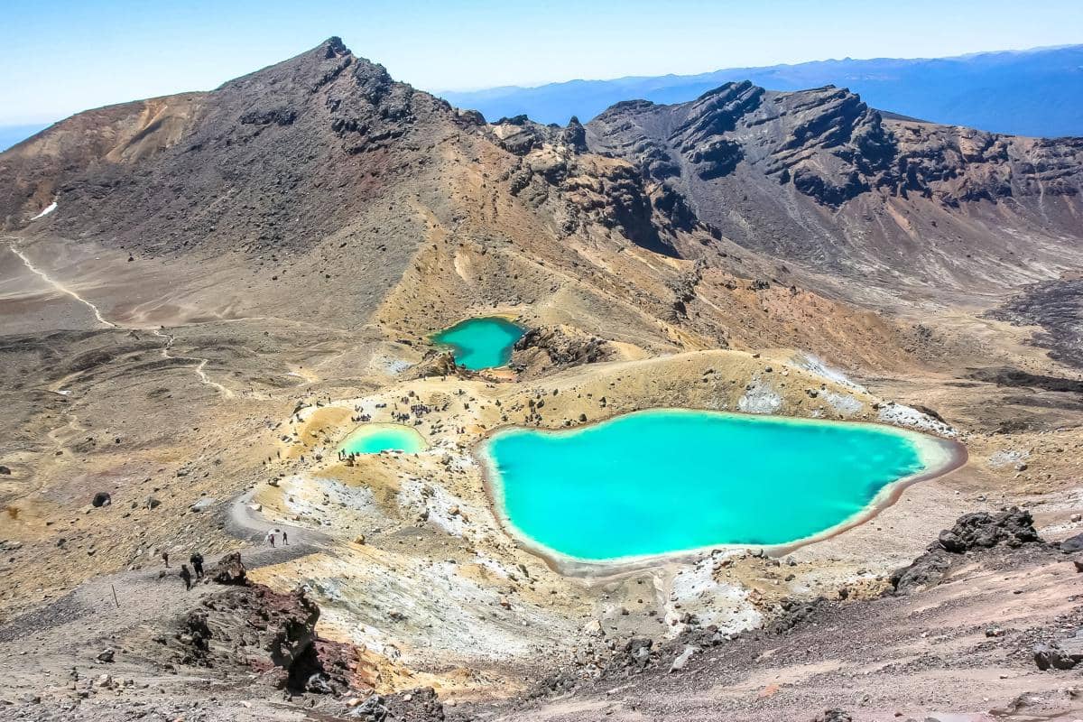 Emerald Lakes dikenal karena warna airnya yang mencolok.