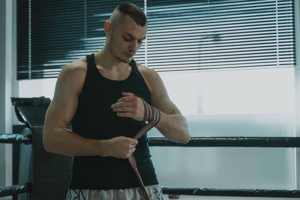 Perlukah Memakai Wrist Wraps saat Latihan Beban?
