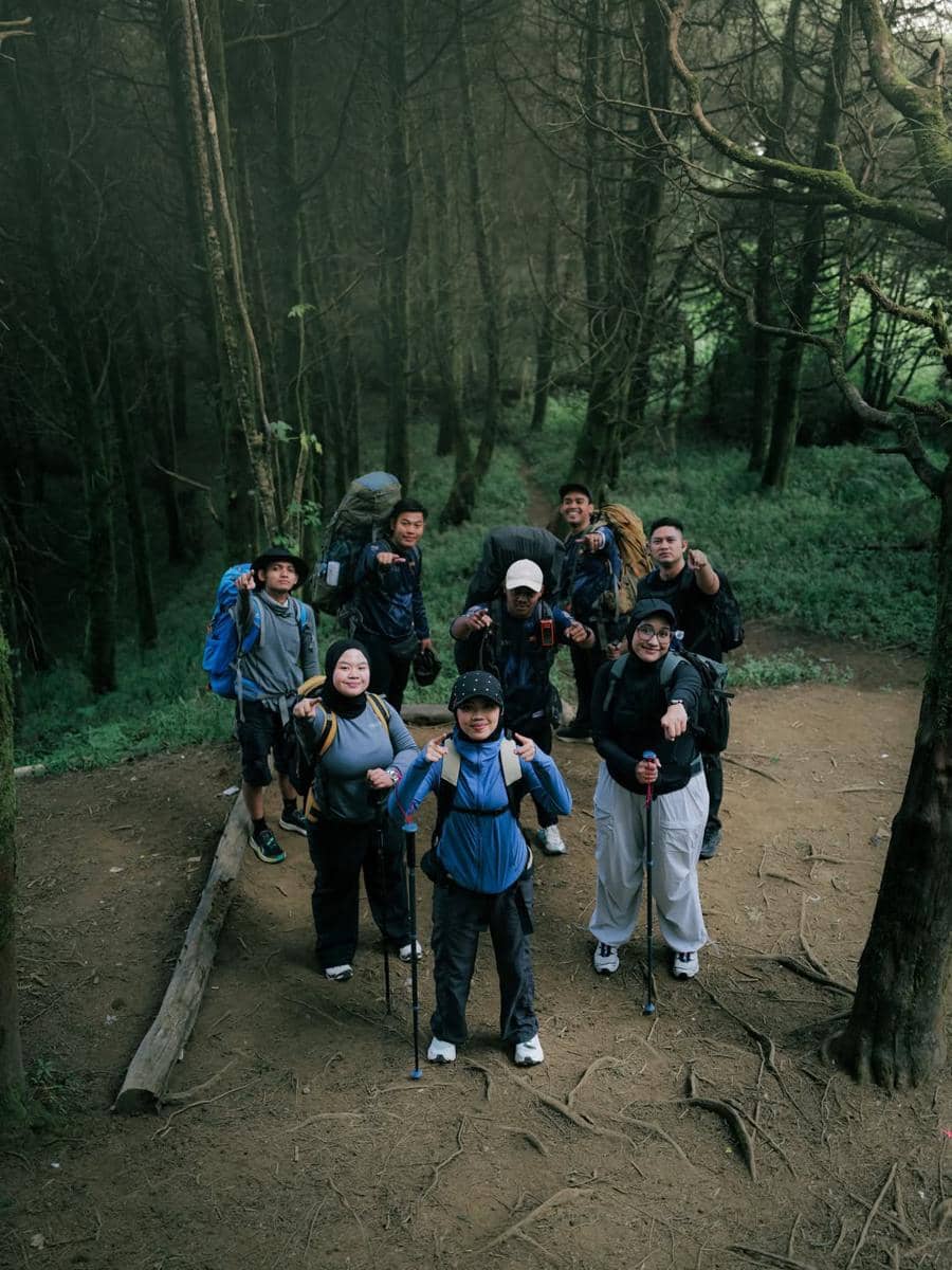 Syifa anak sambung Irish Bella mendaki Gunung Prau