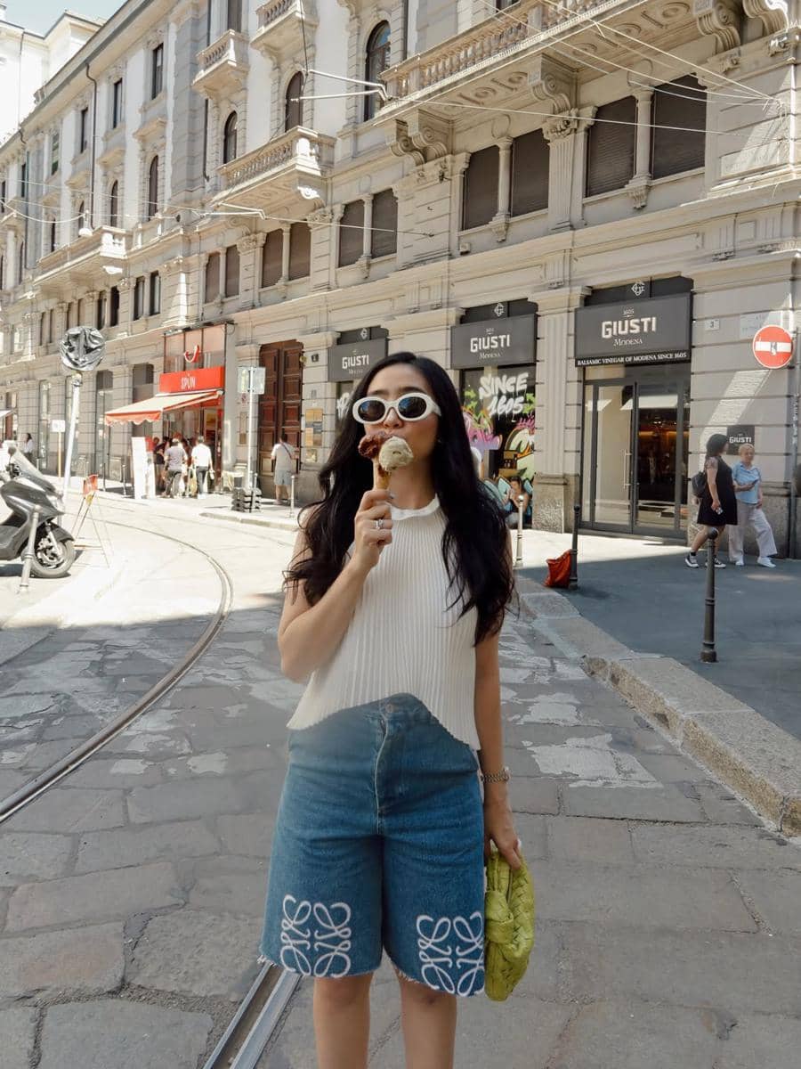 Febby Rastanty saat jalan-jalan di Kota Milan