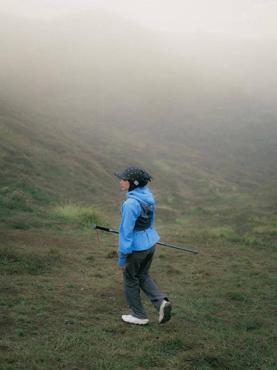 Syifa anak sambung Irish Bella mendaki Gunung Prau