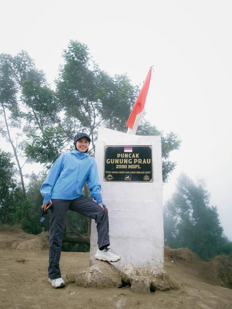 Syifa anak sambung Irish Bella mendaki Gunung Prau