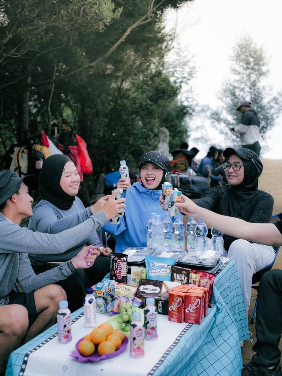 Syifa anak sambung Irish Bella mendaki Gunung Prau