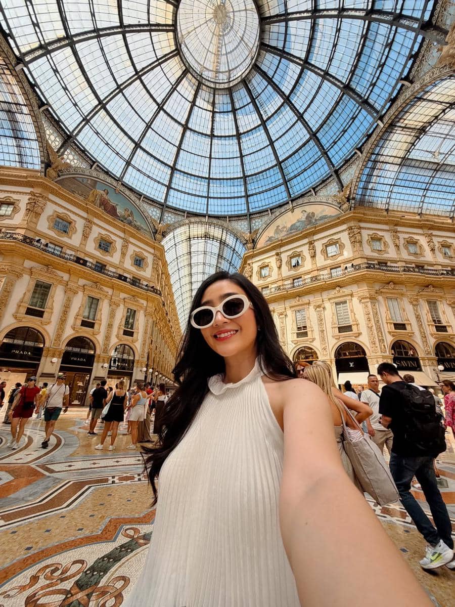 Febby Rastanty saat jalan-jalan di Kota Milan