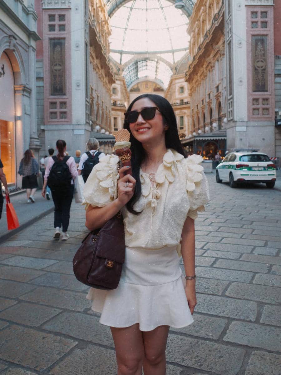 Febby Rastanty saat jalan-jalan di Kota Milan