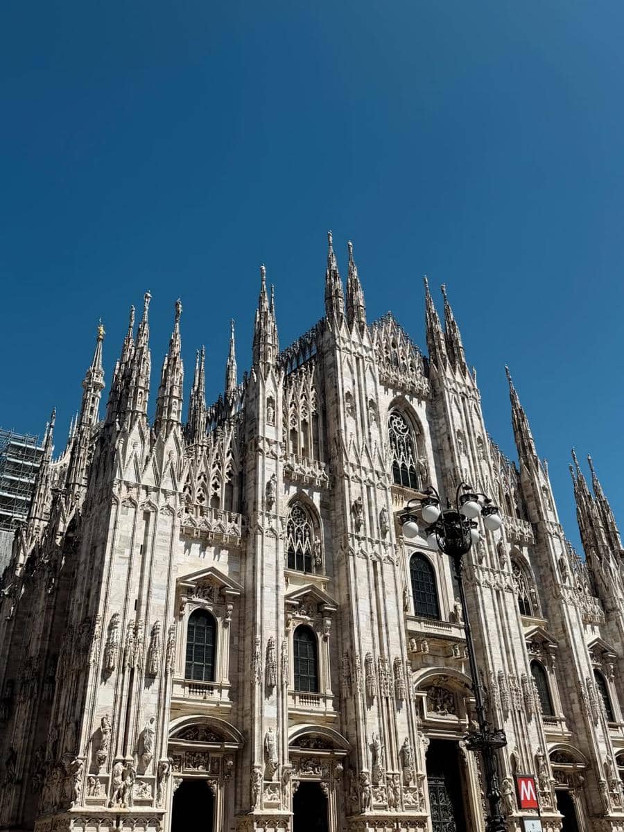 Febby Rastanty saat jalan-jalan di Kota Milan